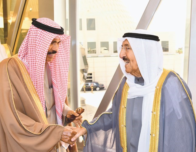 صاحب السمو الأمير الشيخ صباح الأحمد مصافحا سمو نائب الأمير وولي العهد الشيخ نواف الأحمد ﻿