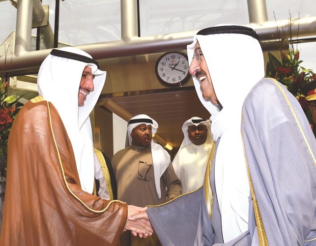 صاحب السمو الأمير الشيخ صباح الأحمد مصافحا رئيس مجلس الأمة مرزوق الغانم ﻿
