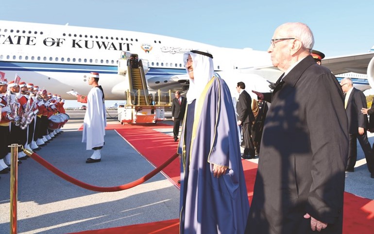 صاحب السمو الأمير الشيخ صباح الأحمد والرئيس التونسي الباجي قايد السبسي خلال مراسم الاستقبال﻿