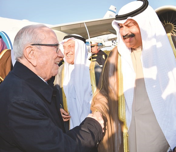 الرئيس التونسي الباجي قايد السبسي مصافحا خالد الجارالله﻿