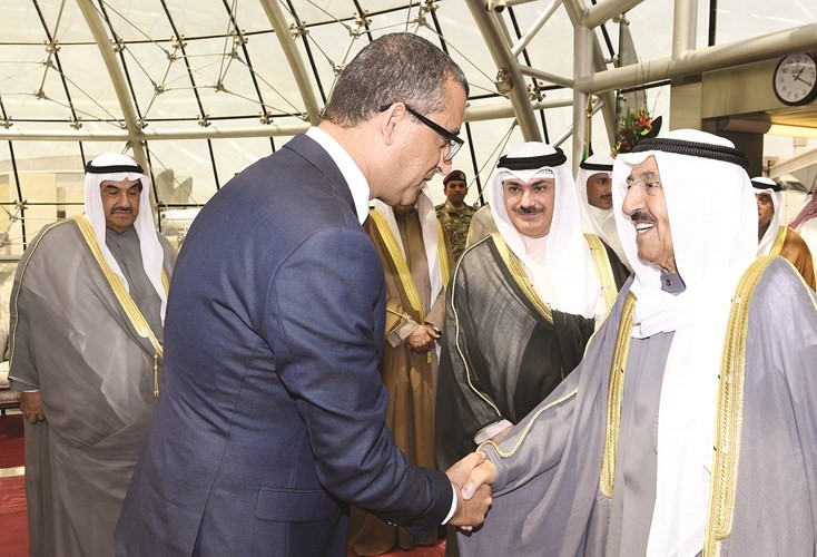صاحب السمو الأمير الشيخ صباح الأحمد مصافحا السفير التونسي لدى مغادرة سموه البلاد أمس﻿