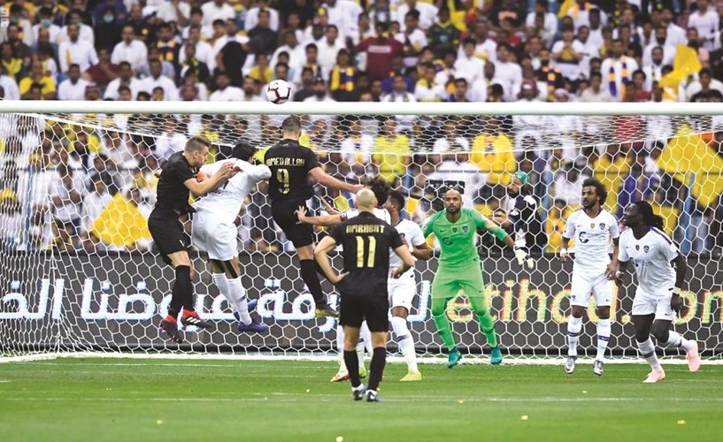 مهاجم النصر عبدالرزاق حمدالله يحول الكرة برأسه صوب مرمى الهلال ﻿