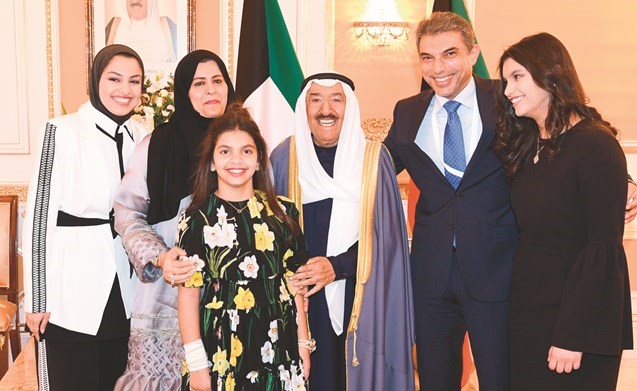 صاحب السمو الأمير الشيخ صباح الأحمد مع السفير علي الظفيري وأسرته ﻿