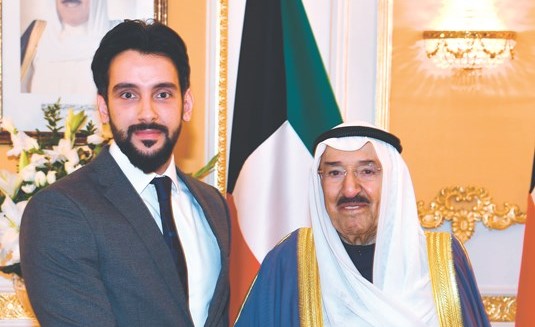صاحب السمو مصافحا أحد المواطنين الكويتيين العاملين في سفارتنا ومكاتبنا بتونس ﻿