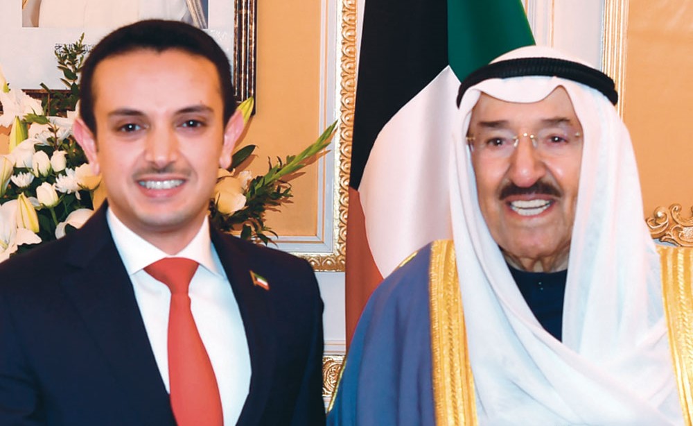 سمو الأمير مستقبلا أحد العاملين الكويتيين في تونس