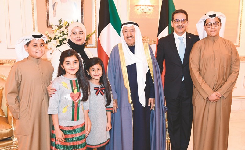 صاحب السمو الأمير الشيخ صباح الأحمد مع إحدى الأسر﻿