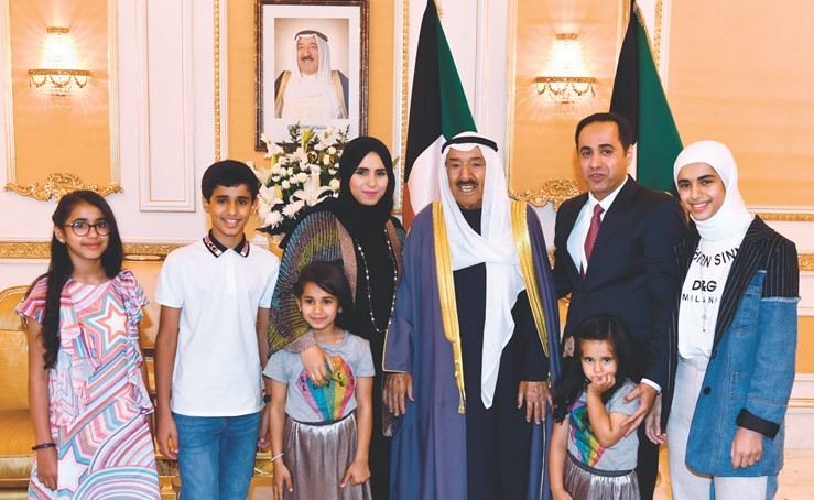 سمو الأمير مع إحدى الأسر﻿