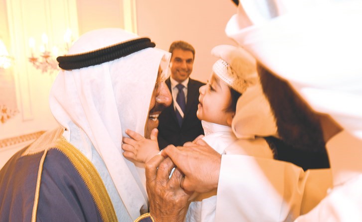 لفتة أبوية من صاحب السمو مع أحد أبناء الديبلوماسيين الكويتيين في تونس﻿