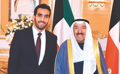 صاحب السمو مع أحد الحضور﻿