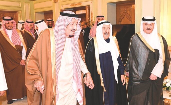 صاحب السمو الأمير لدى زيارته خادم الحرمين الشريفين بمقر إقامته في تونس﻿