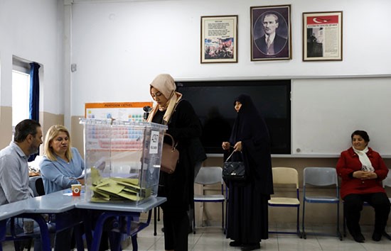 الأتراك يتوجهون إلى صناديق الاقتراع للتصويت في الانتخابات المحلية