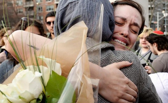 بالفيديو.. والدة أحد شهداء مجزرة المسجدين تدخل بنوبة بكاء بعد تشغيل سيارة ابنها.. هذا ما وجدته
