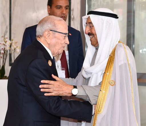 صاحب السمو الأمير الشيخ صباح الأحمد مصافحاً الرئيس التونسي الباجي قايد السبسي