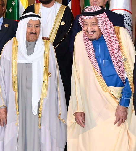 صاحب السمو وخادم الحرمين الشريفين قبيل انعقاد أعمال القمة