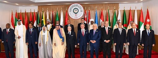 صاحب السمو الأمير الشيخ صباح الأحمد متوسطاً القادة والرؤساء العرب المشاركين في قمة تونس