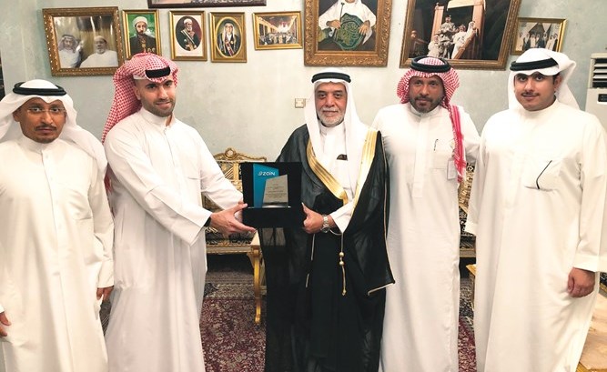 موظفو زين يكرمون الشيخ نزار الشيبي﻿