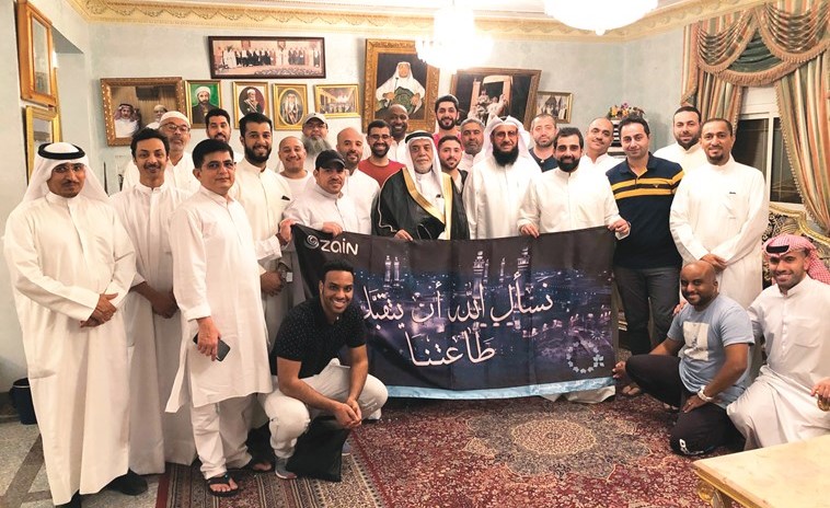الشيخ نزار الشيبي مستضيفا موظفي زين في منزله﻿