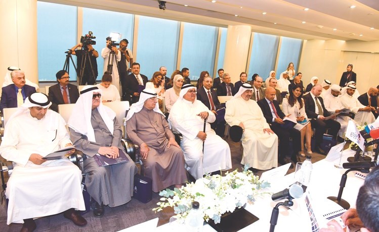 فيصل العيار في مقدمة الحضور ﻿