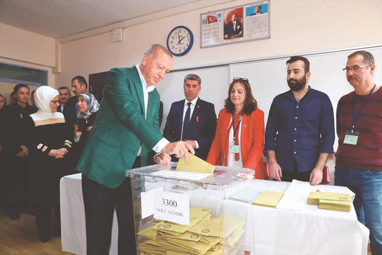 الرئيس رجب طيب اردوغان يدلي بصوته في اسكودار بإسطنبول﻿