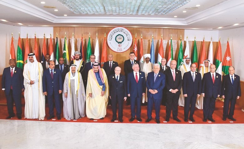 صورة تذكارية للقادة والزعماء العرب المشاركين في قمة تونس	(رويترز)﻿