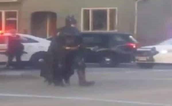 فيديو.. "باتمان الكندي" يعرض المساعدة والإنقاذ في إحدى الحوادث.. والشرطة ترفض