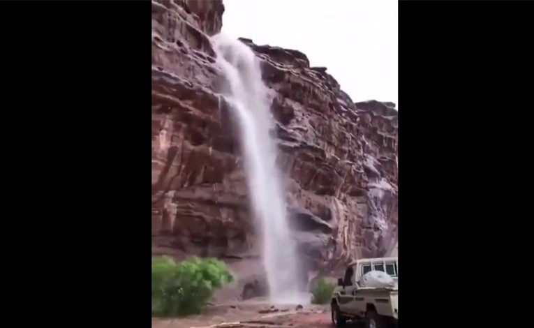 شاهد شلالات جبال علقان وأجواء تسر الناظرين في تبوك