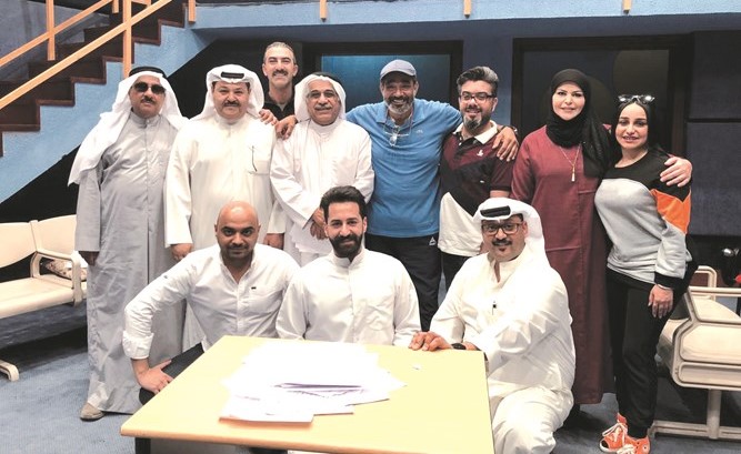 فريق عمل المسلسل الإذاعي التاريخي الجاحظ في لقطة جماعية باستديو الدراما في الإذاعة﻿