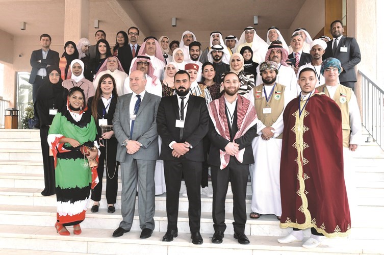 الشيخ صباح الناصر ود.بدر مال اللهود.صالح المزيني يتوسطون المشاركين ﻿