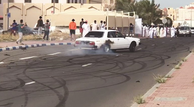 احدى المركبات تمارس الاستهتار في منطقة جابر الأحمد أمس الاول على مرأى العشرات من المتفرجين﻿