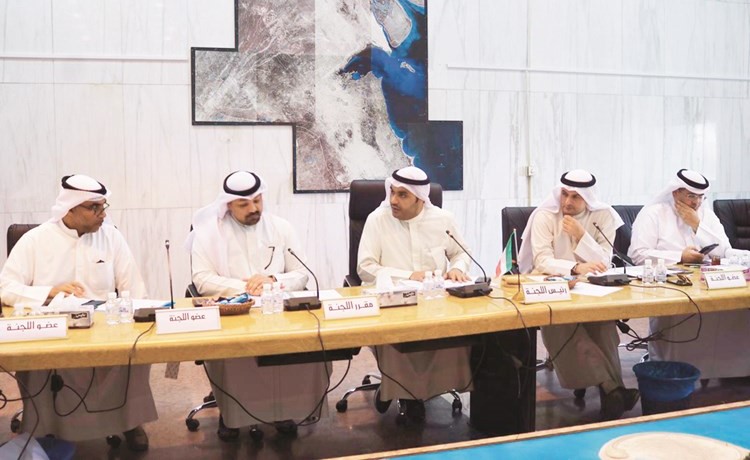 عبدالعزيز المعجل مترئسا اجتماع اللجنة الفنية بحضور الشيخ يوسف العبدالله ﻿