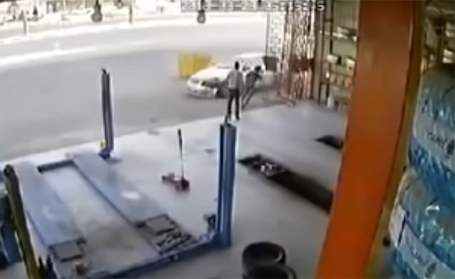 بالفيديو.. انحراف مروع لمركبة في مكة يسفر عن وفاة وإصابة