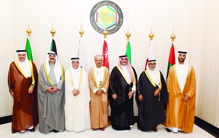 خالد الجارالله مع اعضاء اللجنة المكلفة بمتابعة تنفيذ القرارات المتعلقة بالعمل الخليجي المشترك