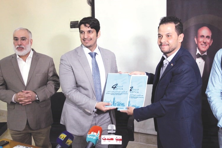 عبدالرحمن المطيري ومازن الغرباوي وعبدالله عبدالرسول بعد توقيع البروتوكول﻿