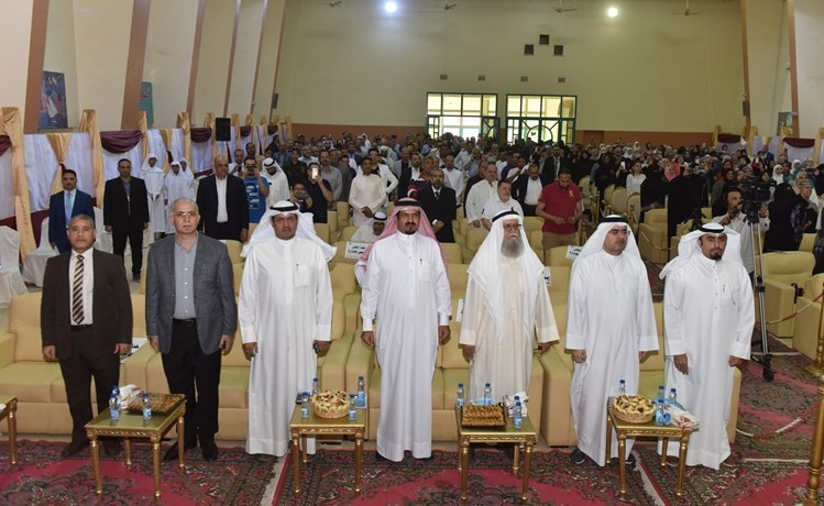 الحضور وقوفا في بداية الحفل﻿