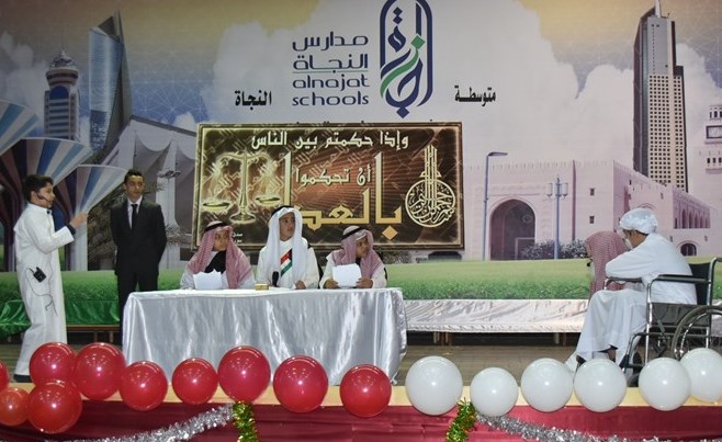 جانب من العرض المسرحي وانتظار حكم القاضي زيد ياسر السعدي﻿