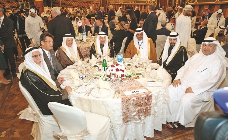 علي الغانم وعبداللطيف الزياني وعبدالوهاب الوزان ود.خالد مهدي والشيخ د.مشعل الجابر خلال المنتدى﻿