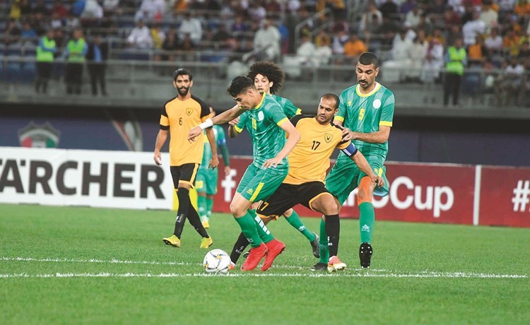 بدر المطوع محاصر بين أكثر من لاعب في مباراة المالكية (محمد هاشم)