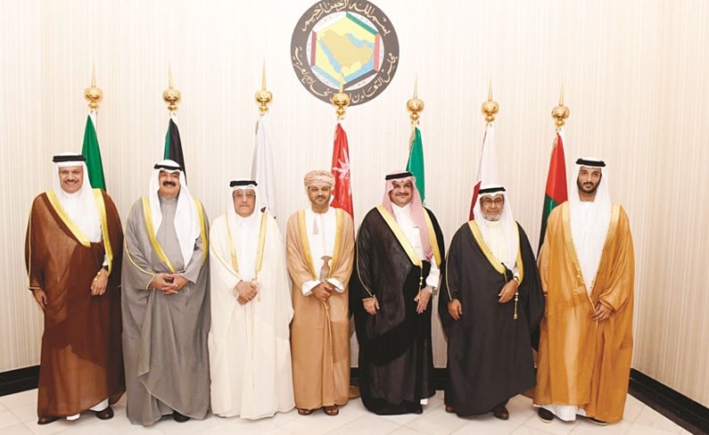 خالد الجارالله مع اعضاء اللجنة المكلفة بمتابعة تنفيذ القرارات المتعلقة بالعمل الخليجي المشترك	﻿