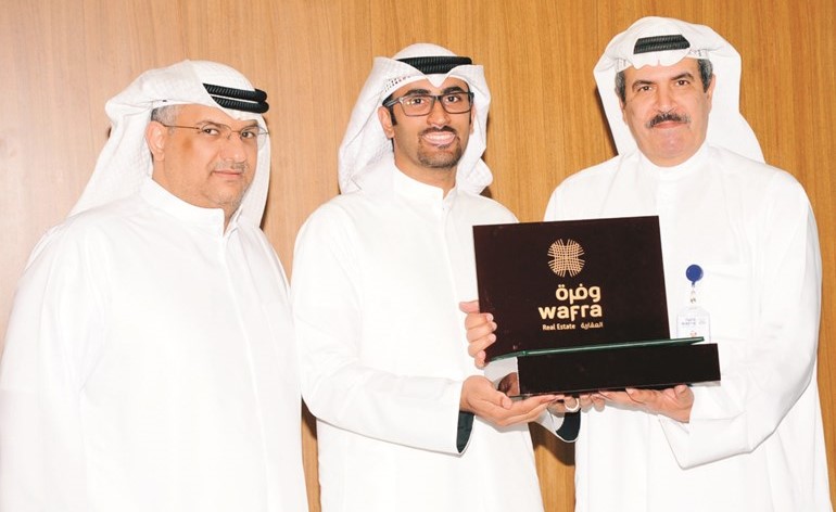  محمد الحميضي والربيعان يكرمان عمر الصالح﻿