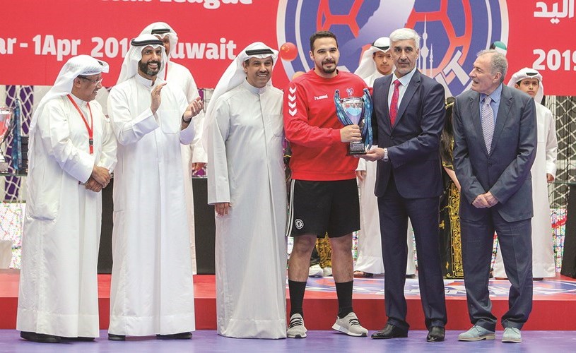 عبدالرحمن البالول متسلما كأس أفضل لاعب دائرة في البطولة من وزير الشباب والرياضة العراقي د. أحمد العبيدي بحضور رئيس الاتحاد الدولي لكرة اليد د.حسن مصطفى﻿