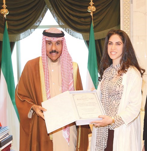 سمو نائب الأمير وولي العهد الشيخ نواف الأحمد يتسلم رسالة دكتوراه من د. دلال الغواص﻿
