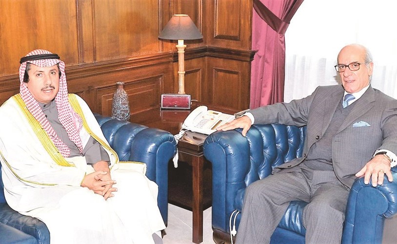 محمد المطوع خلال استقباله السفير الشيخ عزام الصباح ﻿