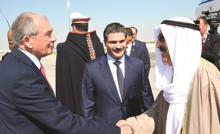 صاحب السمو مصافحا مودعيه لدى مغادرته تونس ﻿
