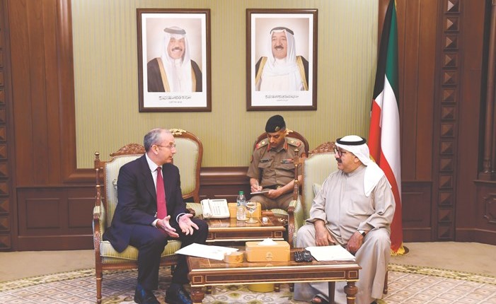 الشيخ ناصر صباح الأحمد مستقبلا السفير البريطاني مايكل دافنبورت﻿