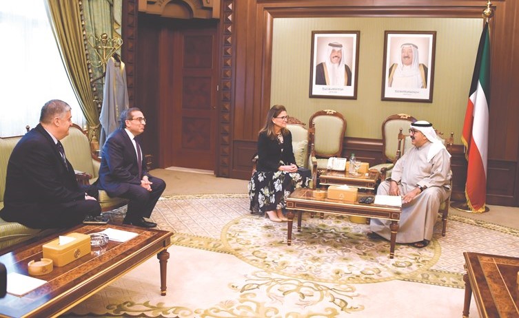 الشيخ ناصر صباح الأحمد مستقبلا وفدا من مستشفى جورج واشنطن﻿