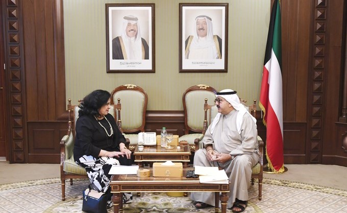 الشيخ ناصر صباح الأحمد خلال استقباله فاطمة الأمير﻿