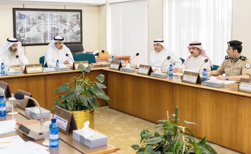 الشيخ خالد الجراح وخالد العتيبي ونايف المرداس وأركان وزارة الداخلية أثناء اجتماع لجنة الشؤون الداخلية والدفاع أمس ﻿