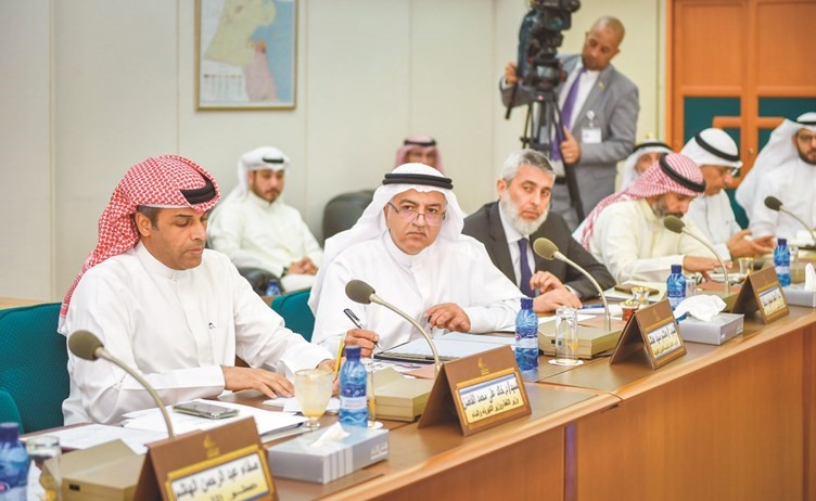 د. خالد الفاضل خلال اجتماع لجنة شؤون تنمية الموارد البشرية أمس ﻿