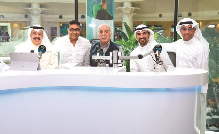 وزير الإعلام الأسبق محمد السنعوسي ورئيس مجلس إدارة الكويتية والإعلامي يوسف الجاسم مع الزملاء مهند عبدالرحمن وعبدالمطلب نذر وصالح الدويخ- (أحمد علي)﻿