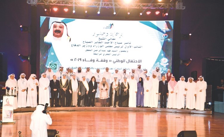 الشيخ ناصر صباح الاحمدمتوسطا المكرمين من أبناء الكويت خلال احتفالية وقفة وفاء 2019(قاسم باشا)﻿